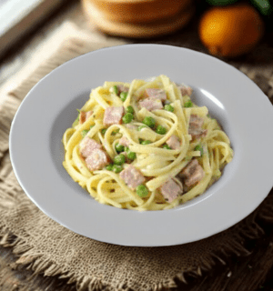 Fettuccine Alfredo with ham and peas